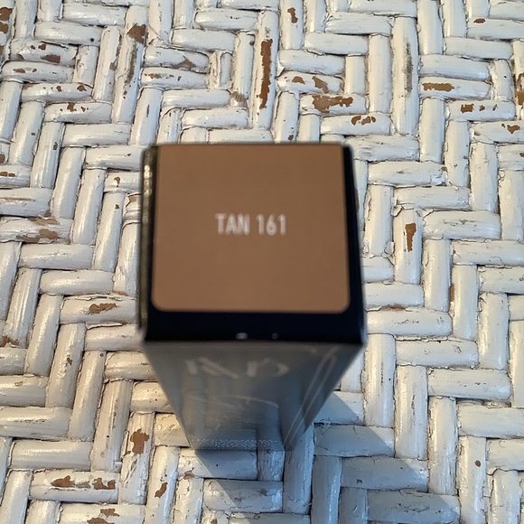 NEW! KVD GOOD APPLE Lightweight Full coverage Concealer - Picture 3 of 6